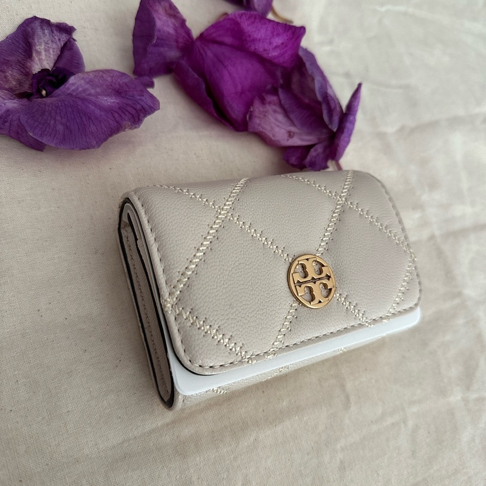 New Tory Burch Willa card case brie color /cream - Picture 2 of 6